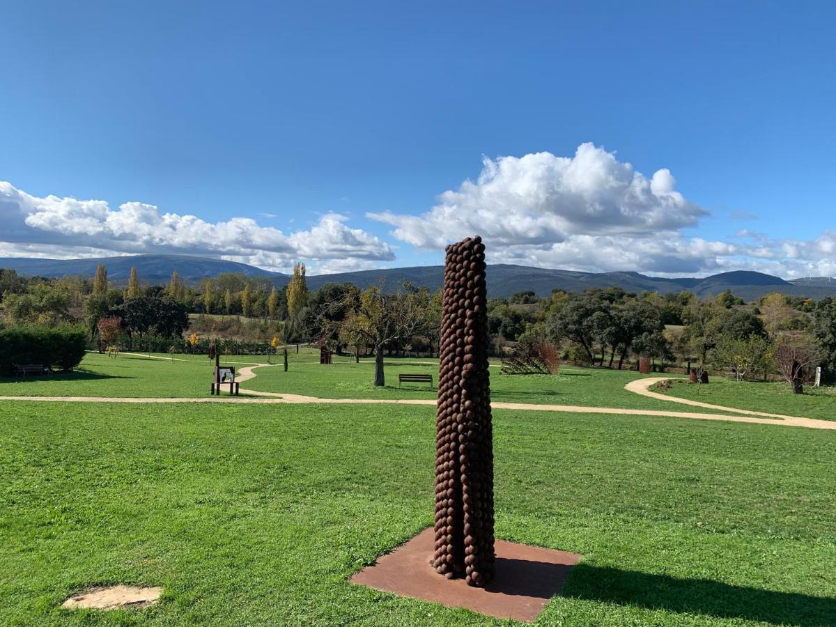 De Un Artista En Plena Naturaleza Piscina Y Parque De Esculturas En Villarcayo