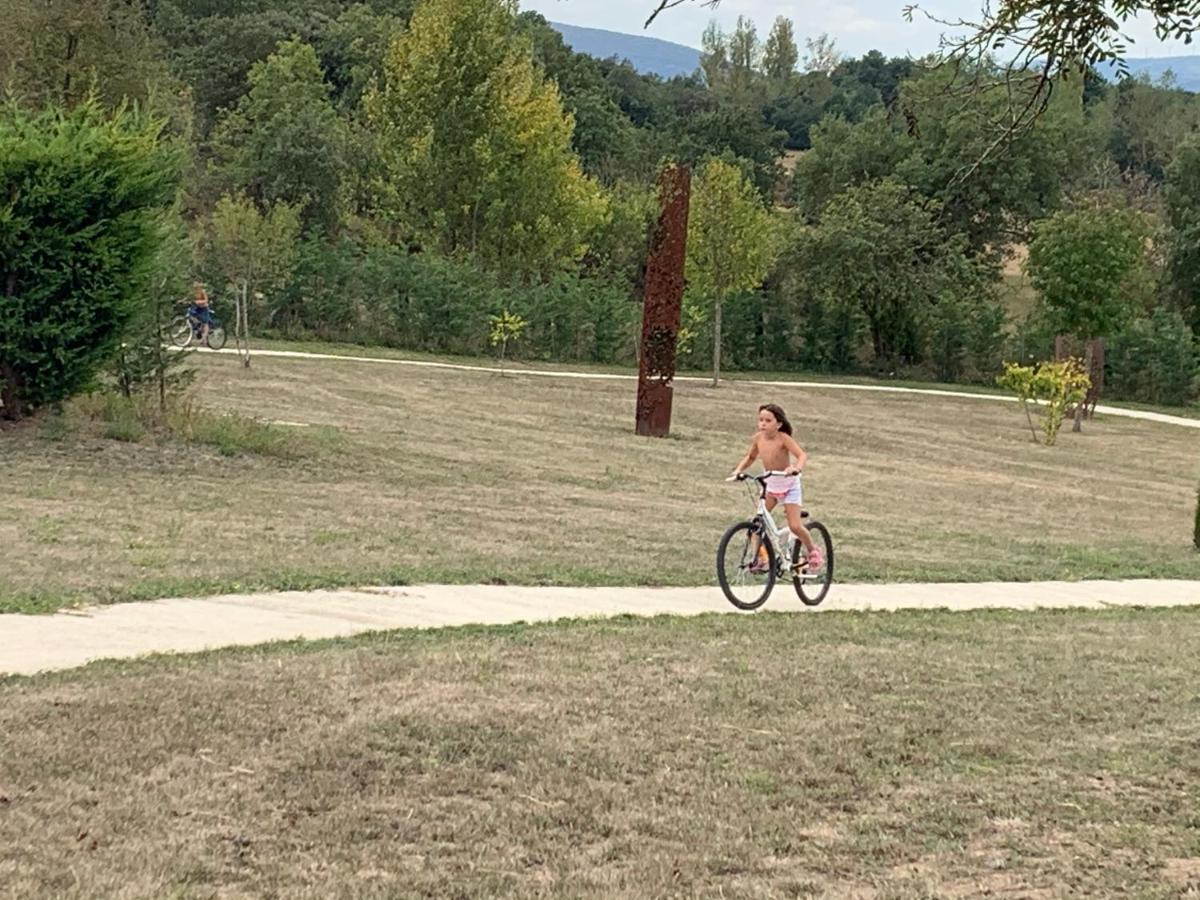 De Un Artista En Plena Naturaleza Piscina Y Parque De Esculturas En *