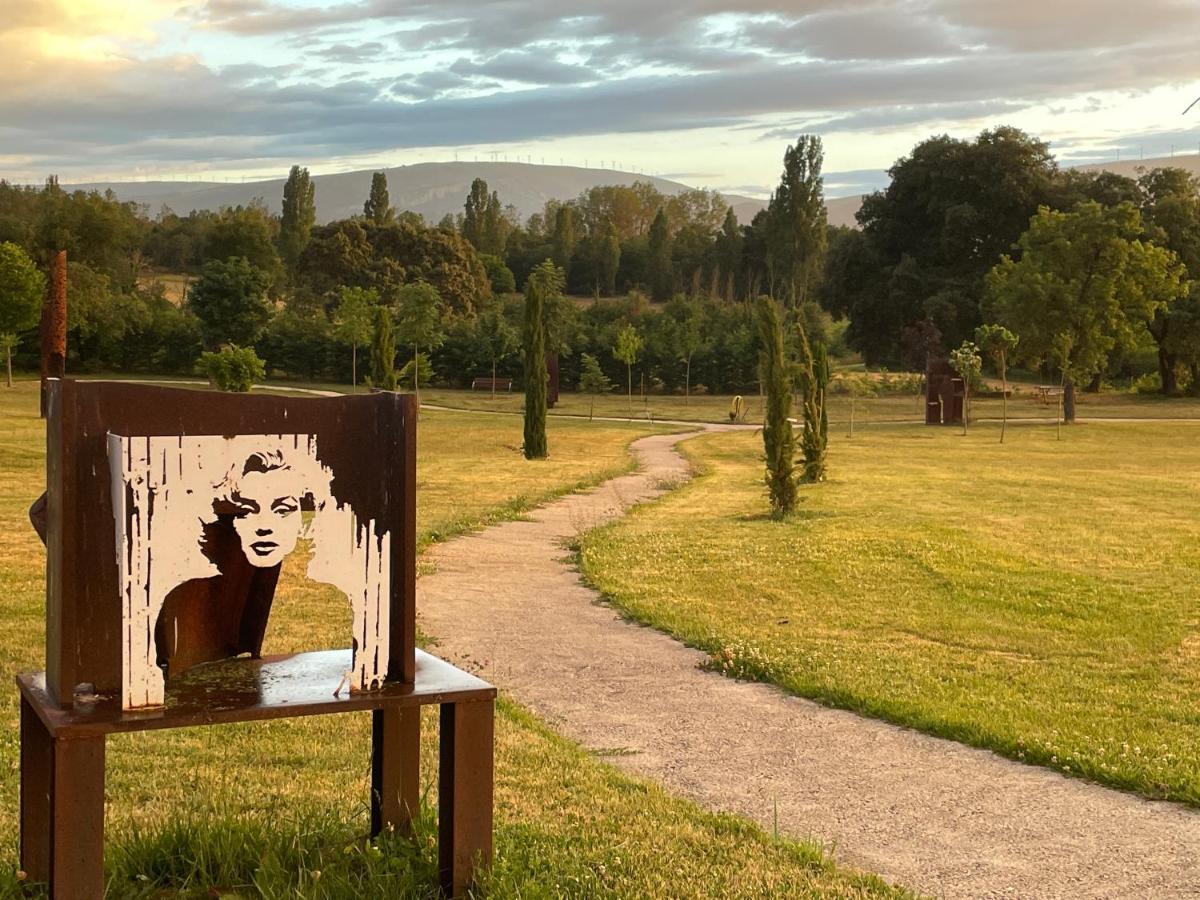 De Un Artista En Plena Naturaleza Piscina Y Parque De Esculturas En Holiday home Villarcayo