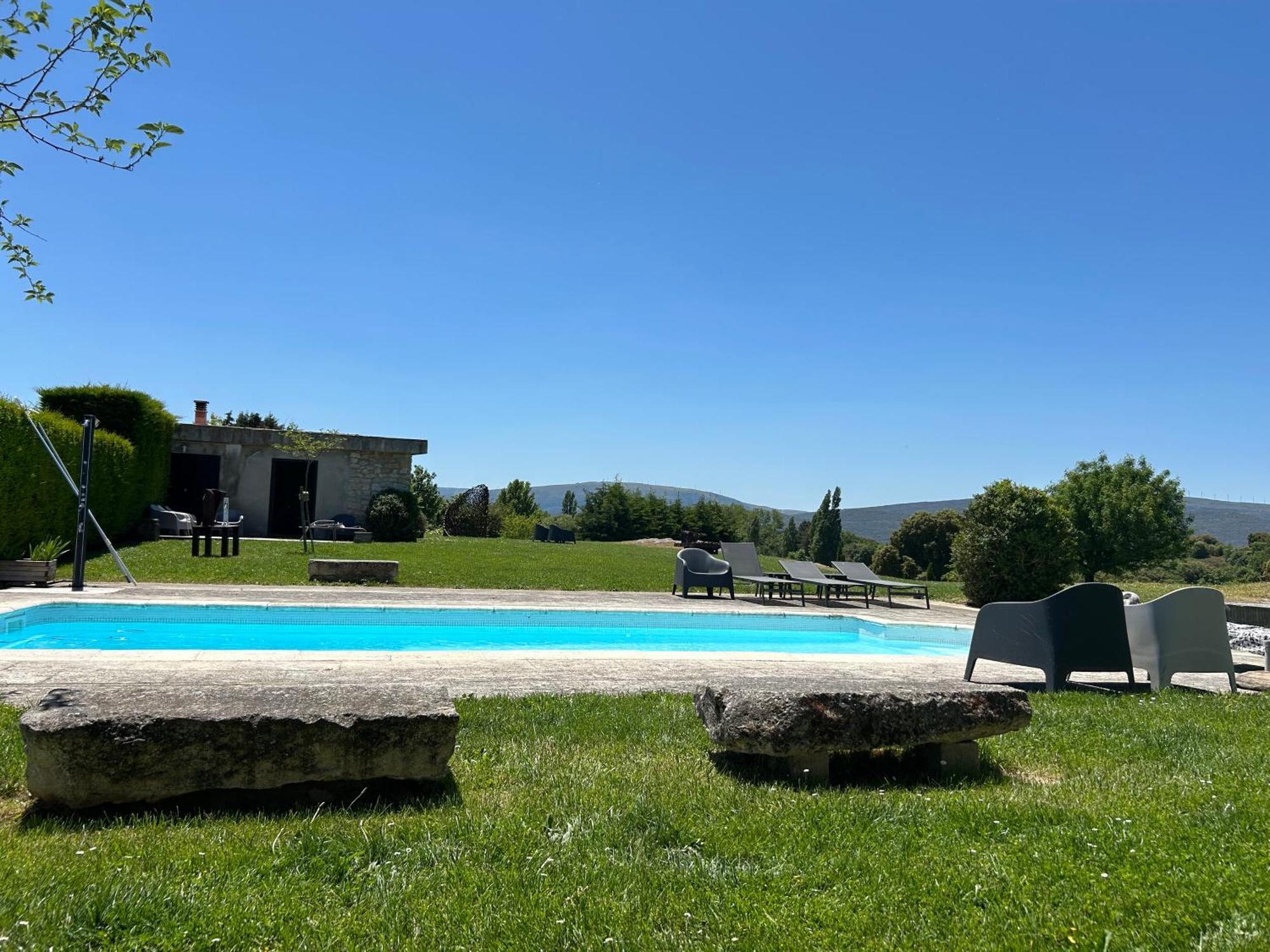 De Un Artista En Plena Naturaleza Piscina Y Parque De Esculturas En Villarcayo