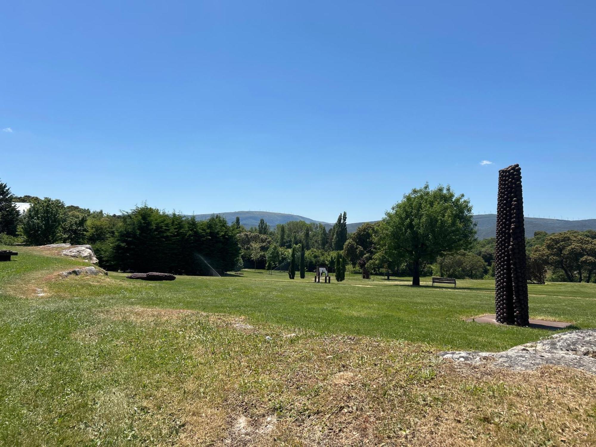 De Un Artista En Plena Naturaleza Piscina Y Parque De Esculturas En Holiday home Villarcayo